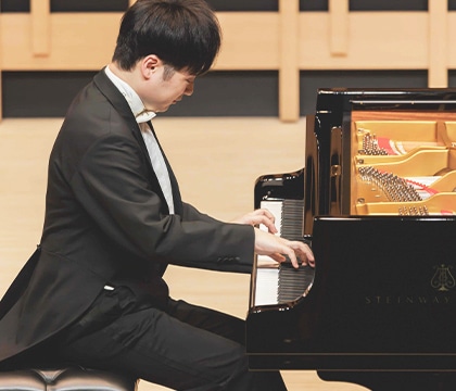 ステージでSTEINWAYのグランドピアノを演奏するピアニスト