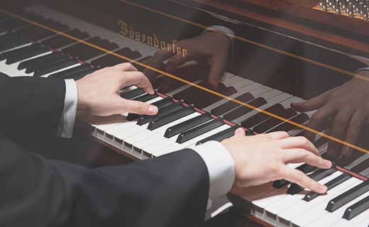 Bösendorferのグランドピアノを演奏する手元のクローズアップ